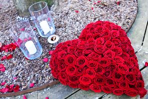 Ljus och blommor utanför Gretas Blomsterhandel i Vetlanda.
Foto: MIKAEL FRITZON/TT