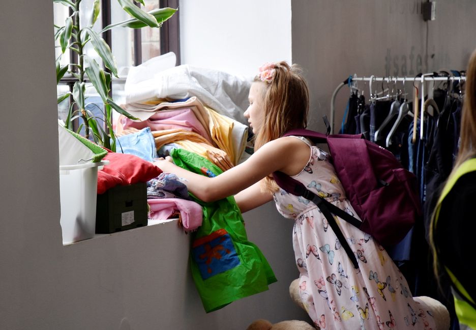 Ukrainsk flykting får hjälp med kläder hos en frivilligorganisation i Tjeckien 2022. Arkivbild. Foto: Wiktor Nummelin/TT