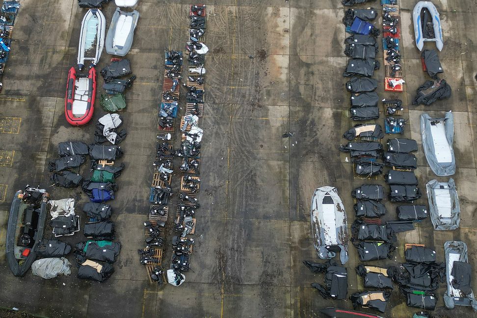 Små båtar och gummibåtar som beslagtagits av den brittiska gränsbevakningen från migranter som försökt korsa Engelska kanalen från Frankrike. Bilden är från 26 februari i år. AP/TT