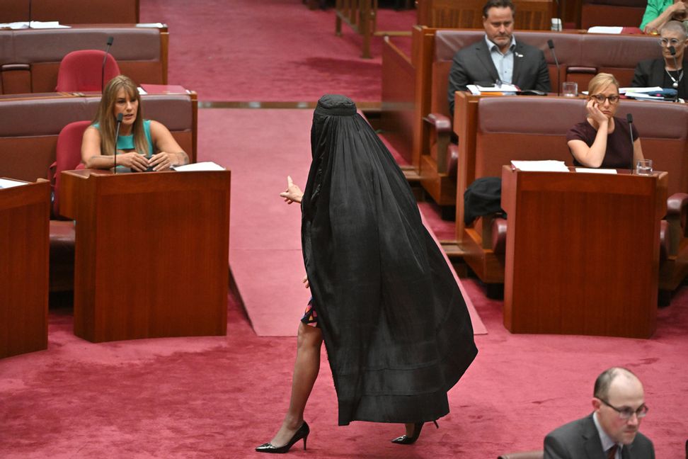 Pauline Hanson bar burka i senaten den 24 november. Foto: Mick Tsikas/AP/TT
