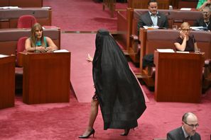 Pauline Hanson bar burka i senaten den 24 november. Foto: Mick Tsikas/AP/TT