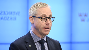 Christofer Bergenblock (C) under en pressträff i november förra året. Centerpartiet vill locka vårdpersonal och lärare till landsbygden genom ekonomiska incitament. Foto: Christine Olsson/TT