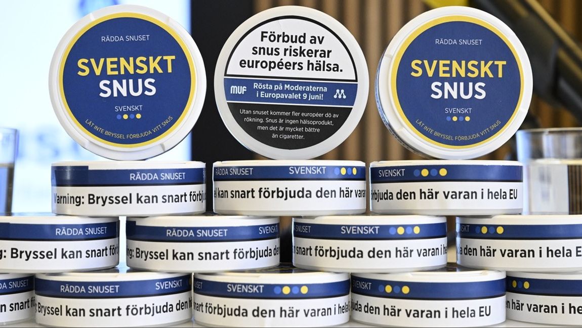 Snuset är hotat inom EU men borde vara något som tillåts. Ökad snusning skulle minska rökningen och farorna. Bilden är från en valkampanj från Moderaterna. Foto: Fredrik Sandberg/TT 