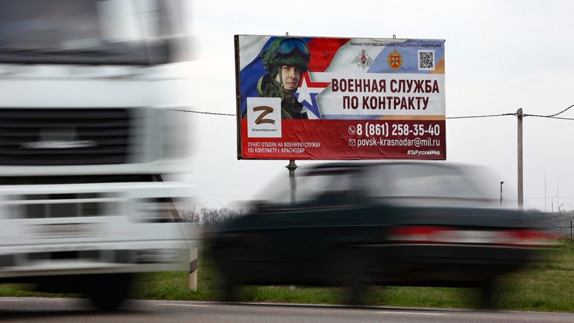 En reklamtavla efterlyser fler soldater till den ryska militären som både rekryterar i och utanför landets gränser. Arkivbild. Foto: AP/TT