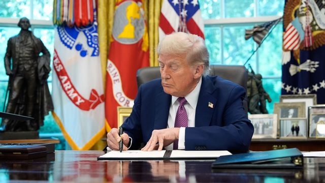 Donald Trump hävdar att radikala vänstergalningar tog presidentposten från Joe Biden. Foto: Alex Brandon/AP/TT