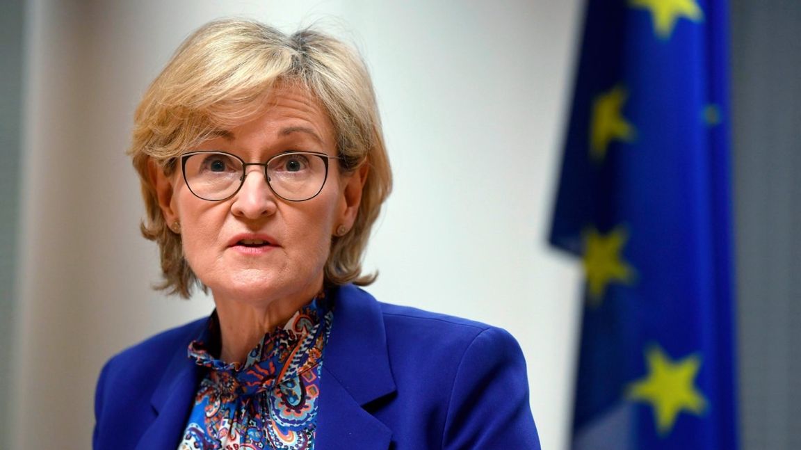 EU:s finansmarknadskommissionär Mairead McGuinness är ansvarig för förslaget om att klassa investeringar i kärnkraft och naturgas som klimatmässigt hållbara. Arkivfoto. Foto: Antti Aimo-Koivisto/AP/TT