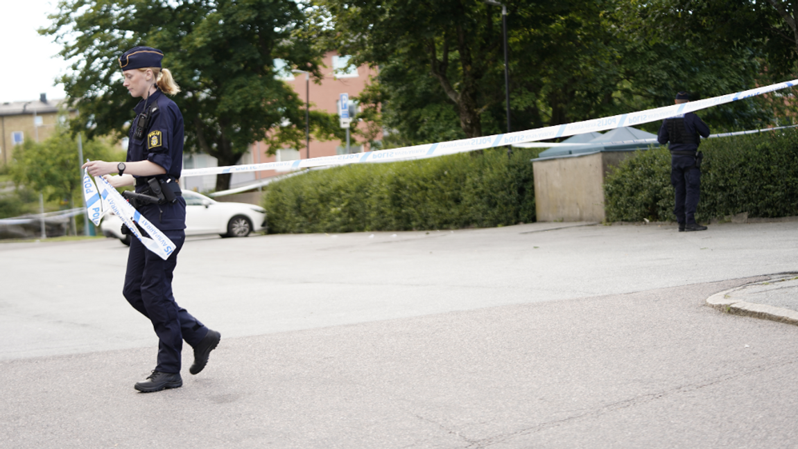 En man vårdas för allvarliga skador efter en lägenhetsbrand i Biskopsgården. Foto: Björn Larsson Rosvall / TT