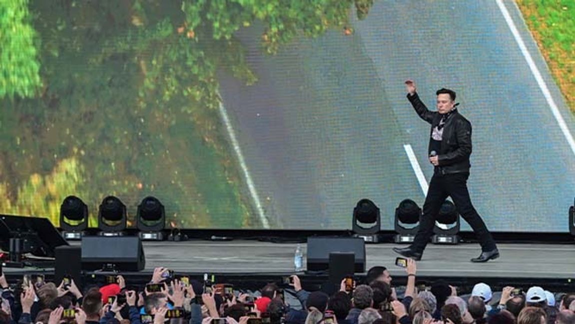 Elon Musk på ”oktoberfesten” nyligen vid Teslas kommande fabrik i Grünheide, öster om Berlin. Foto: Patrick Pleul/DPA/AP/TT