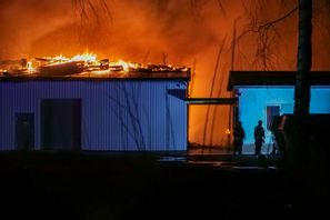 En kraftig brand bröt ut i en industri i Lönsboda under natten till torsdagen. Mikael Nilsson / TT