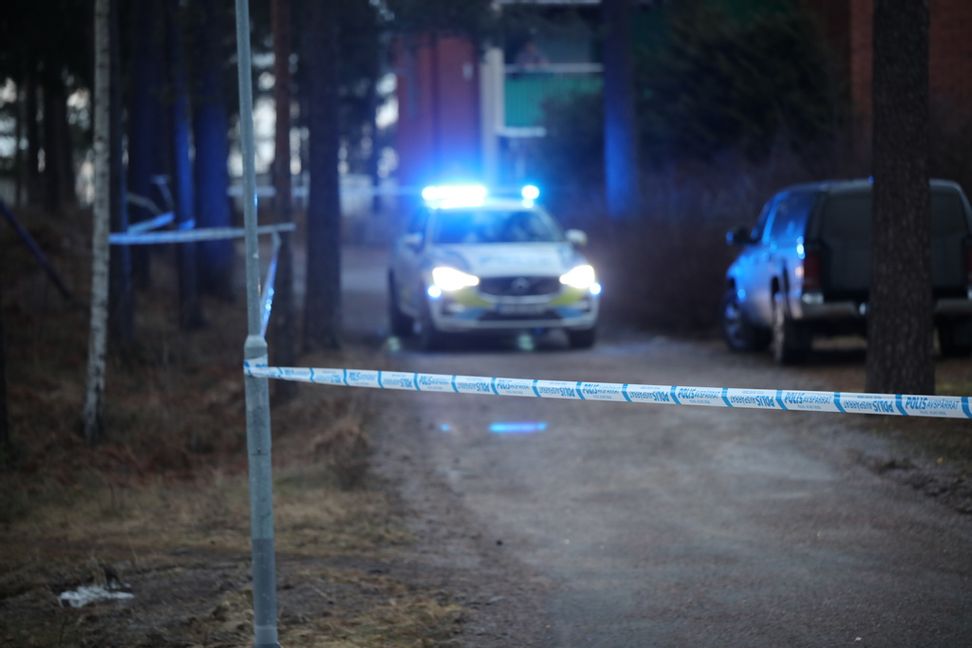Polis på plats i Gävlestadsdelen Andersberg där en man hittades ihjälskjuten på onsdagskvällen. Foto: Blåljusmedia
