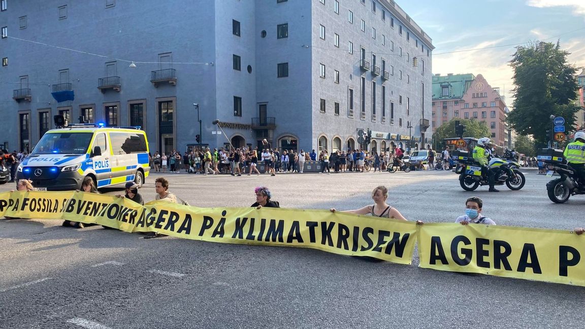 Klimataktivister blockerar trafiken i korsningen Sveavägen/Kungsgatan. Foto: Isabelle Eriksson