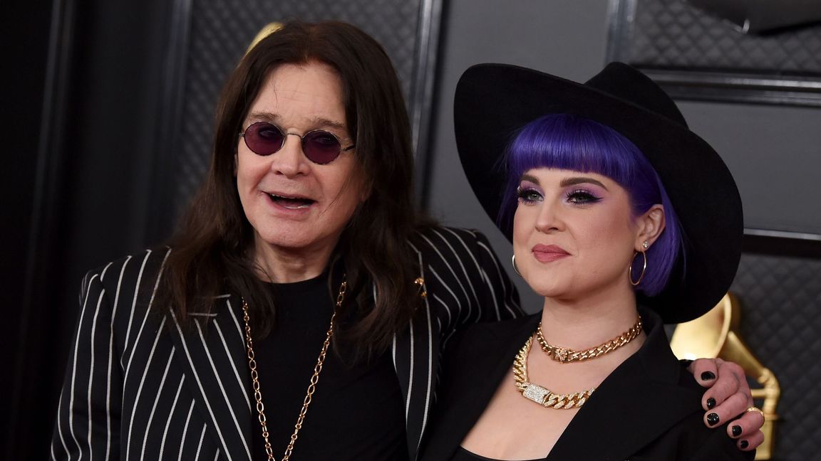 Ozzy Osbourne, här tillsammans med dottern Kelly Osbourne. Bilden är från 2020. Foto: Jordan Strauss/AP/TT