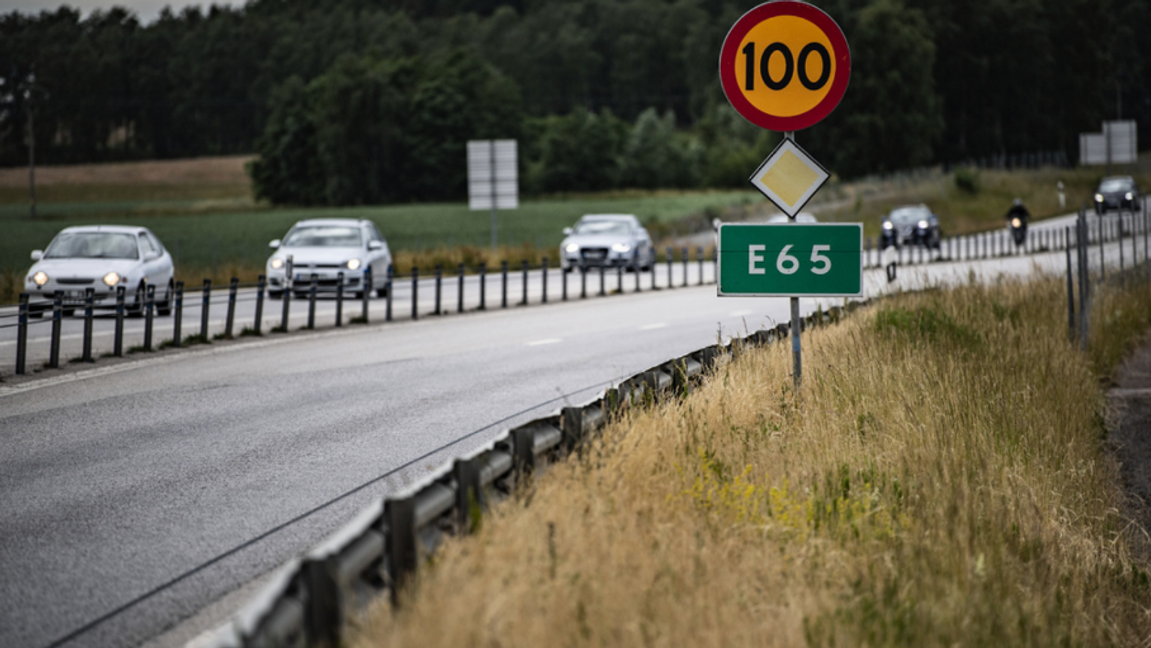 En person har mist synen på ena ögat av stenkastningen på E65. Foto: Johan Nilsson/TT