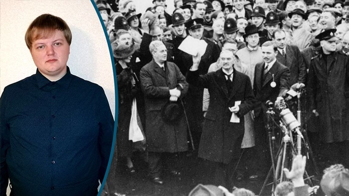 Neville Chamberlain håller upp den undertecknade Münchenöverenskommelsen 1938.