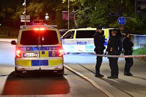 Polisen på plats vid Israels ambassad i Stockholm under tisdagskvällen. Anders Wiklund/TT