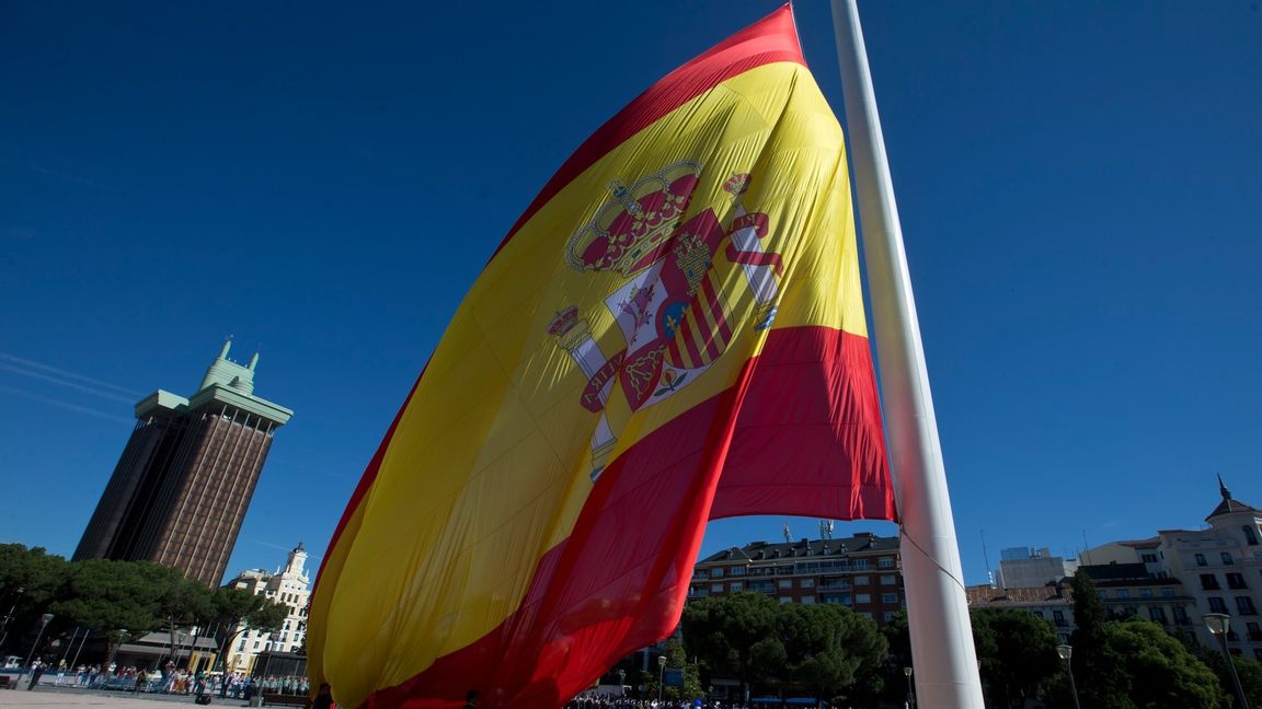 Spaniens flagga i Madrid. Foto: Paul White/AP/TT