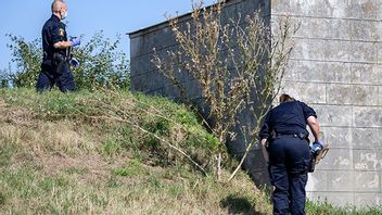 Polisen genomsöker Östra Kyrkogården i Malmö efter granatdådet. En granatgömma påträffades. Bild: Johan Nilsson / TT