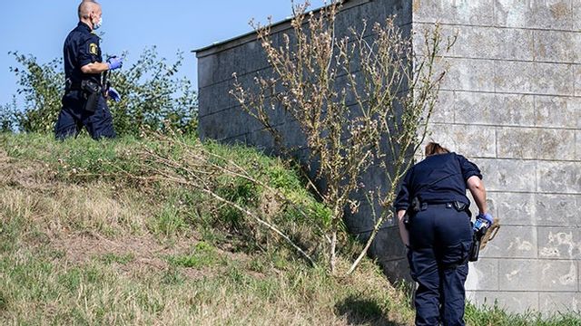 Polisen genomsöker Östra Kyrkogården i Malmö efter granatdådet. En granatgömma påträffades. Bild: Johan Nilsson / TT