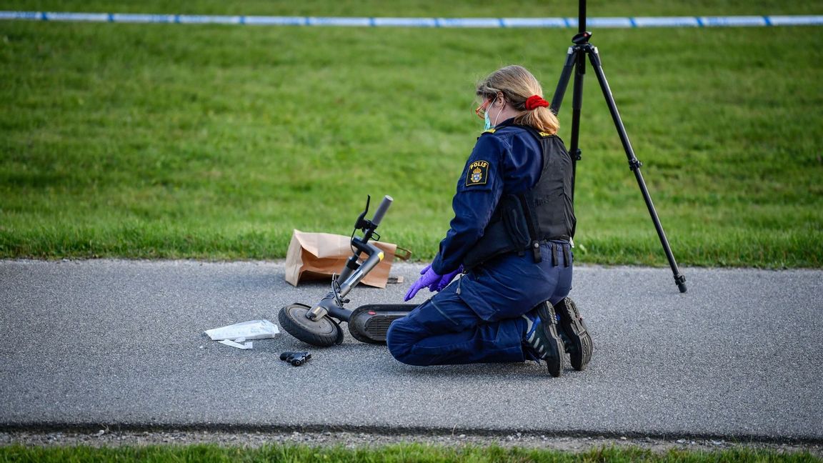 Minst en person är skadad efter skottlossning i Tensta, uppger polisen. Polisens tekniker jobbar på platsen. Foto: Pontus Lundahl/TT.