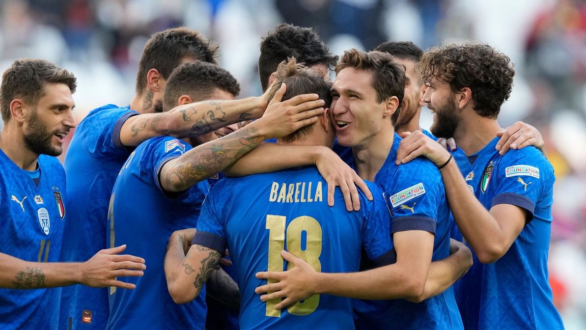 Nicolo Barella kramas om efter sitt öppningsmål i bronsmatchen i Nations League. Foto: Antonio Calanni/AP/TT.