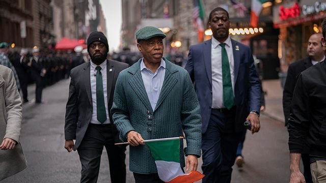 Eric Adams under S:t Patrick Day’s Parade i New York. Foto: Adam Gray/AP/TT