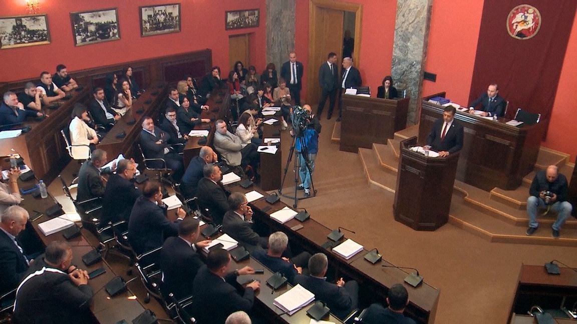 Ett utskott i Georgiens parlament körde på måndagen över presidentens veto mot den omstridda ”agentlagen”, något som banat väg för omröstning i parlamentet i dag. Foto: GEORGIAN PARLIAMENTARY TELEVISION VIA AP/TT