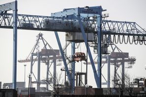 Hamnarbetarförbundet vill inte hantera krigsmateriel som ska till Israel. Arkivbild. Adam Ihse/TT