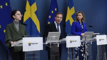 Statsminister Ulf Kristersson (M), energi- och näringsminister Ebba Busch (KD) och klimat- och miljöminister Romina Pourmokhtari (L) på pressträffen om ny vindkraft till havs. Foto: Marko Säävälä / TT 