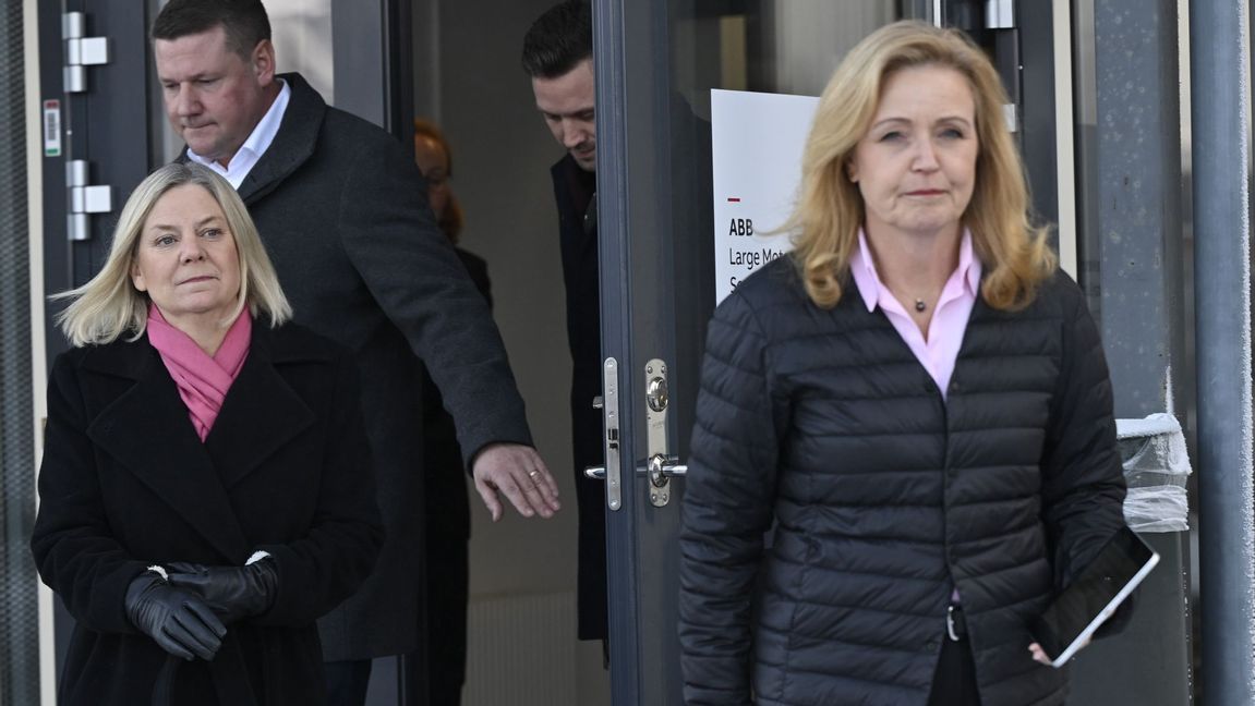 Elisabeth Thand Ringqvist (C) svarade på frågor av media tillsammans med Magdalena Andersson (S) utanför ABB i Västerås under onsdagen. Foto: Henrik Montgomery/TT
