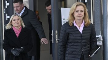 Elisabeth Thand Ringqvist (C) svarade på frågor av media tillsammans med Magdalena Andersson (S) utanför ABB i Västerås under onsdagen. Foto: Henrik Montgomery/TT