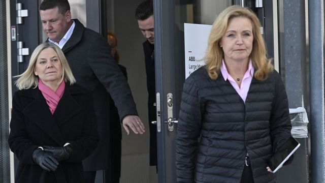 Elisabeth Thand Ringqvist (C) svarade på frågor av media tillsammans med Magdalena Andersson (S) utanför ABB i Västerås under onsdagen. Foto: Henrik Montgomery/TT