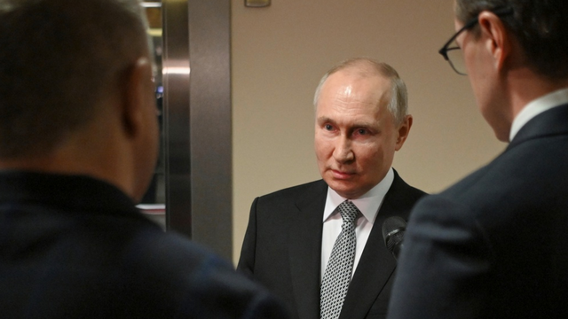 Rysslands president Vladimir Putin mötte några utvalda ryska medier i samband med ett näringslivsarrangemang i Moskva på torsdagen. Foto: Alexander Kazakov/Sputnik/Kreml poolfoto via AP/TT