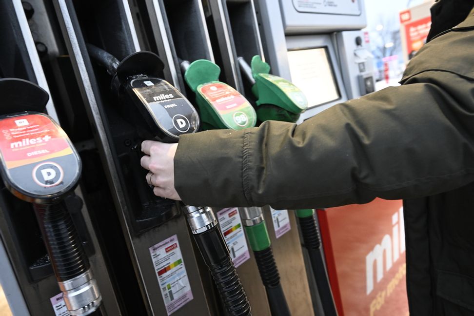 Dieselpriset höjs och närmar sig nu 18 kronor per liter. Arkivbild. Foto: Fredrik Sandberg/TT