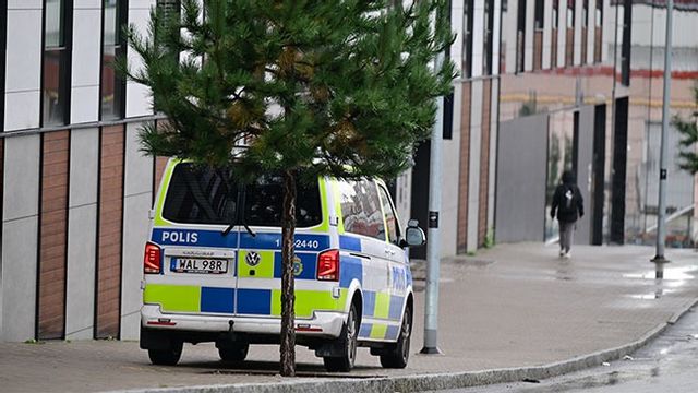 Polisbil vid Elbits lokal i Göteborg efter skottlossning i oktober. Bild: Björn Larsson Rosvall/TT 