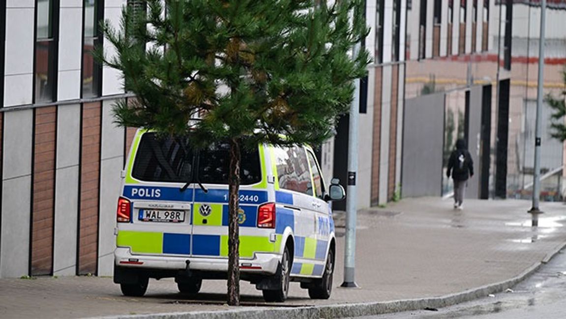 Polisbil vid Elbits lokal i Göteborg efter skottlossning i oktober. Bild: Björn Larsson Rosvall/TT