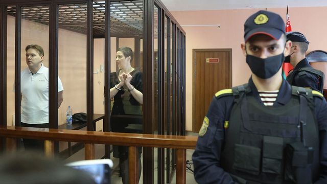Aktivisten Maria Kolesnikova och advokaten Maksim Znak i rätten i Minsk i september 2021. Bägge två dömdes till mångåriga fängelsestraff för sina roller i protesterna 2020. Foto: RAMIL NASIBULIN/AP/TT