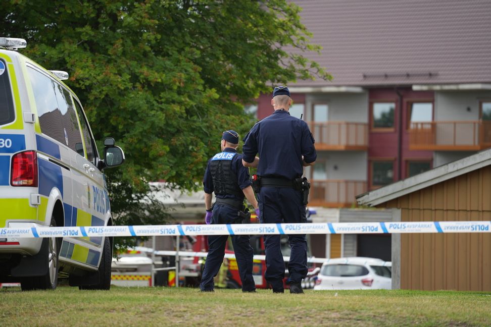 Polis på plats efter att en man sköts till döds i Alvesta på fredagen.  Carl Carlert/TT