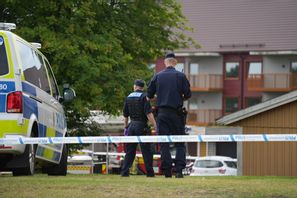 Polis på plats efter att en man sköts till döds i Alvesta på fredagen.  Carl Carlert/TT