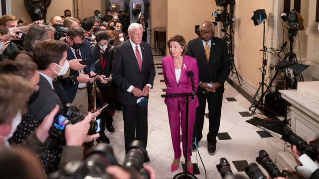 Talmannen Nancy Pelosi, flankerad av majoritetsledaren Steny Hoyer och James Clyburn. Foto: J. Scott Applewhite/AP/TT.