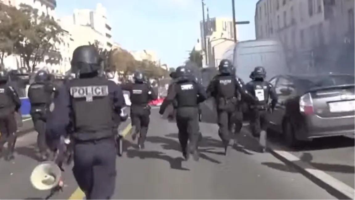 Fakismil X. Polis i Frankrike under protesterna.