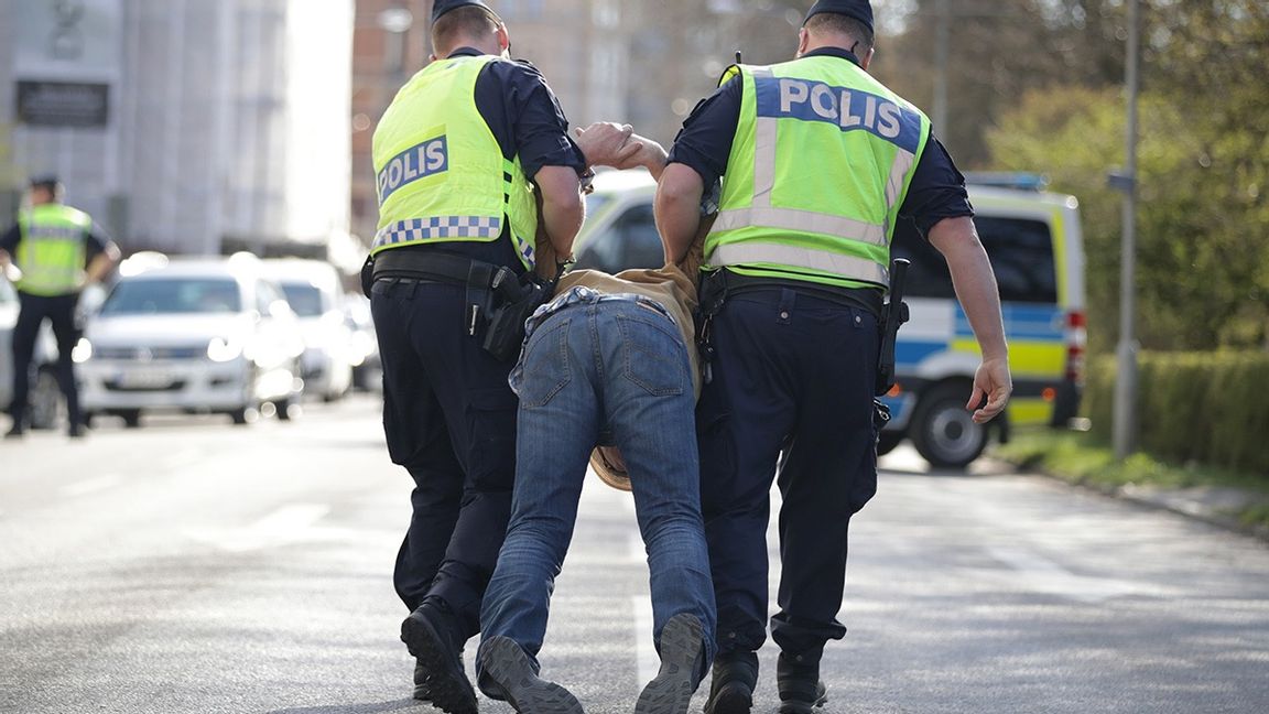 De klimataktivister som aktivt blockerat vägarna i Stockholm är nu inne på sin andra vecka av aktioner. Foto: Adam Ihse/TT (arkivbild från en tidigare demonstration där vägar blockerats). Foto: Adam Ihse/TT