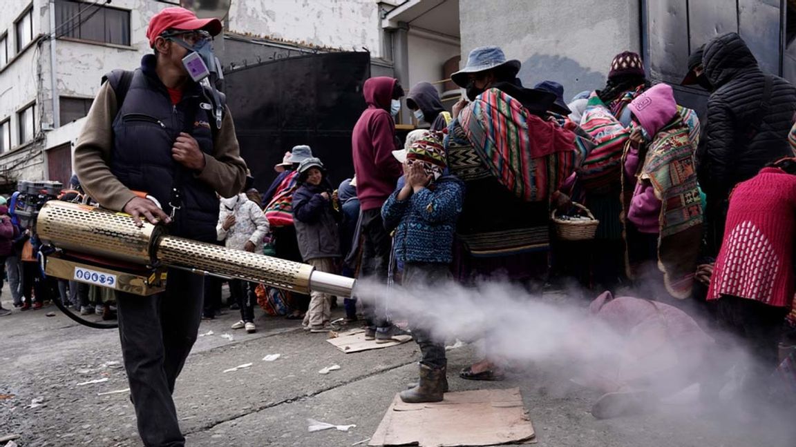 Desinfektionsmedel sprutas vid en kyrka i La Paz i Bolivia. Foto: Freddy Barragan/AP/TT