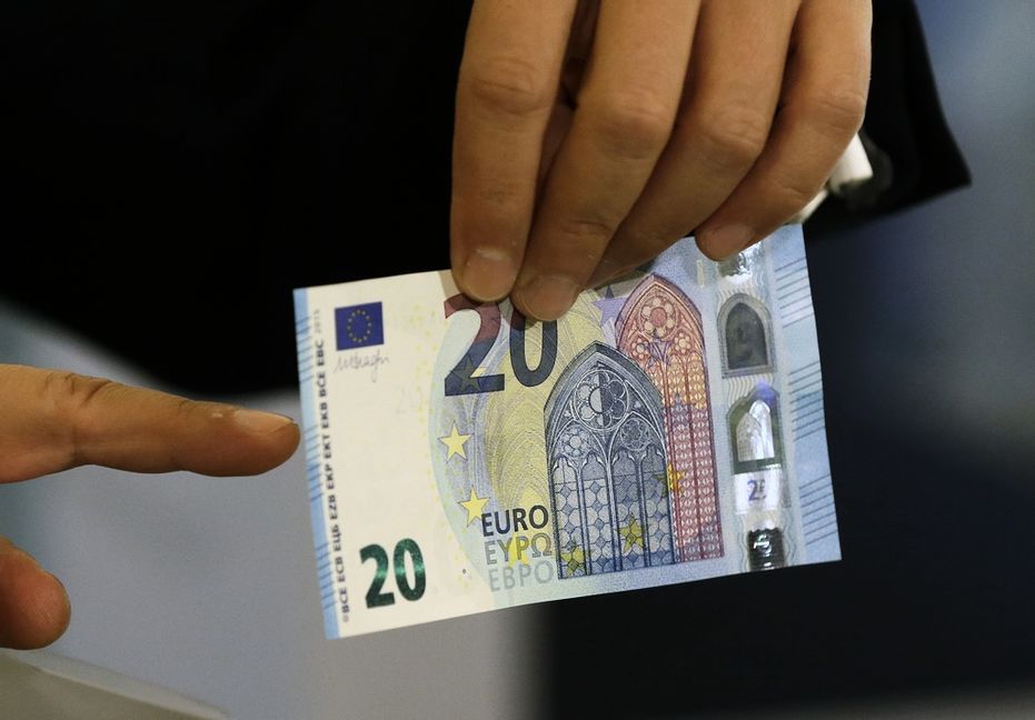 Svenskarna blir allt mer positiva till införandet av euro i Sverige, enligt den senaste Som-undersökningen. Arkivbild. Foto: Thanassis Stavrakis/AP/TT