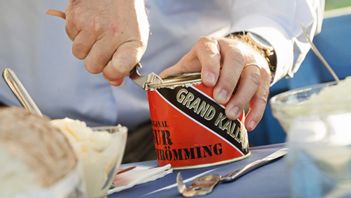 Surströmmingspremiär i Kallax 2016. Regeringen oroas nu över att nästa års fångstkvoter ska drabba leveranserna till surströmmingsindustrin. Arkivfoto. Foto: Susanne Lindholm/TT