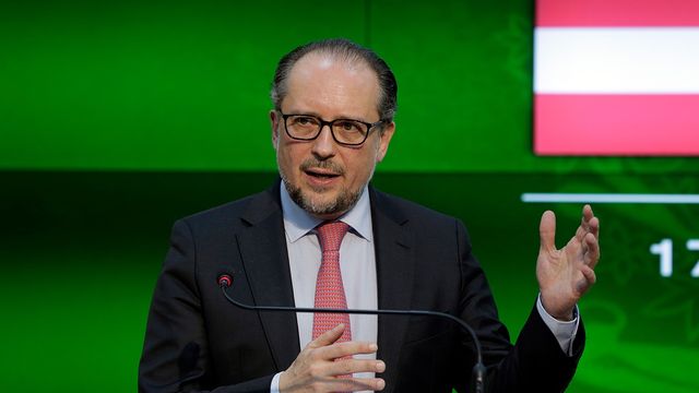 Österrikes utrikesminister Alexander Schallenberg ändrar sig och utvisar fyra ryska diplomater. Foto: Rahmat Gul/AP/TT