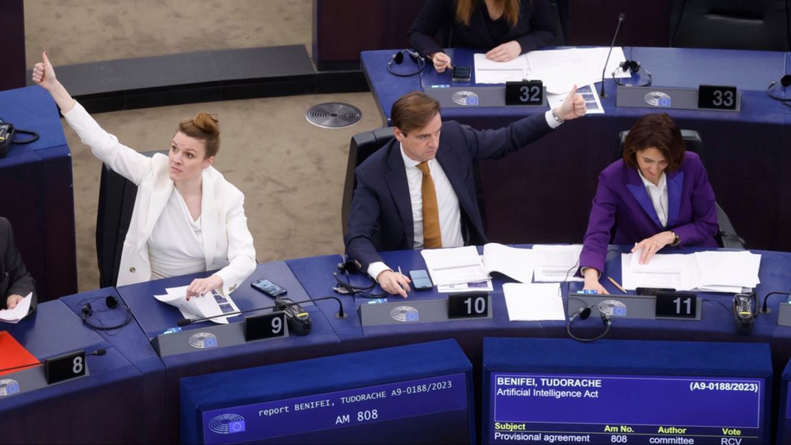 Ledamöter i EU-parlamentet gör tummen upp under onsdagens omröstning om nya AI-regler. Foto: Jean-Francois Badias/AP/TT