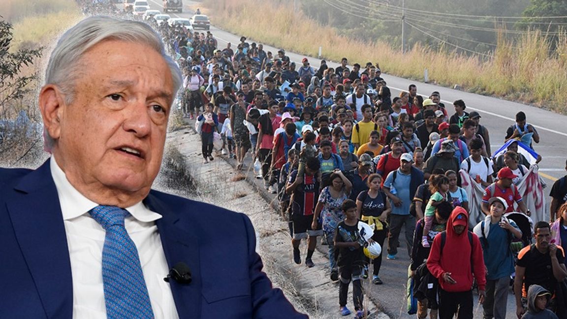 Andrés Manuel López kräver pengar från USA för att lösa migrantkrisen. I bakgrunden: en migrantkaravan på väg till gränsen mot USA i januari 2024. Foto: Evan Vucci/Edgar H. Clemente/AP/TT