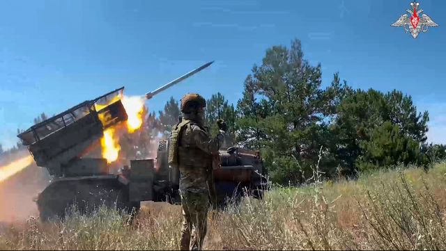 Ett ryskt raketartilleri av typ ”Grad” med kaliber 122 mm avfyras mot ukrainska positioner. Foto: Rysslands försvarsministeriums presstjänst via AP