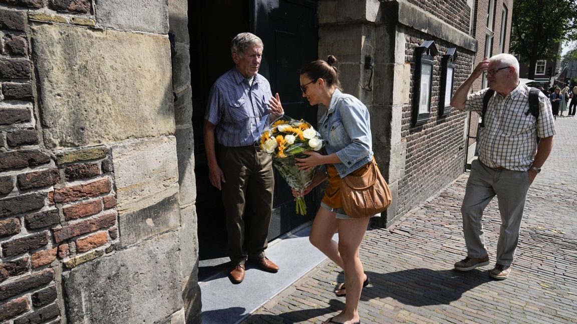 Folk som vill hedra Peter R de Vries vid Westerkerk i Amsterdam i förra veckan. Foto: Peter Dejong/AP/TT.