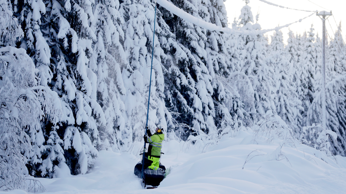 Snön gör vägarna ut till elledningarna svårframkomliga. Foto: Mats Andersson/TT